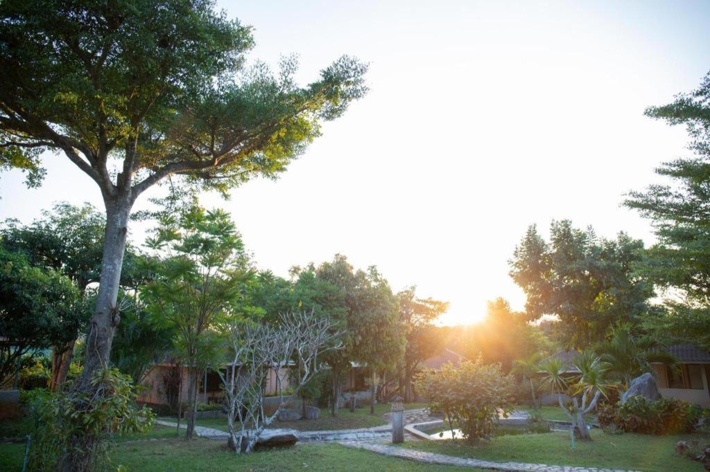 Dusit Talai Resort Muszi Kültér fotó